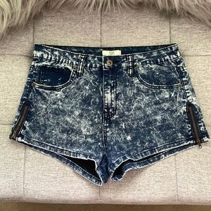 XXI Premium Denim Acid Washed side zipper detail